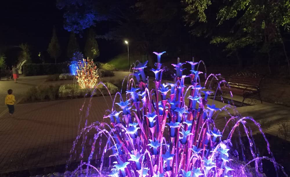 Modern interactive glass water fountain with LED lighting Modern interactive glass water fountain with LED lighting