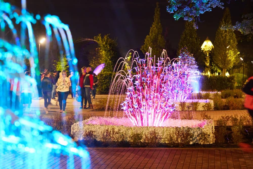 Color-changing LED metal and glass fountain Color-changing LED metal and glass fountain