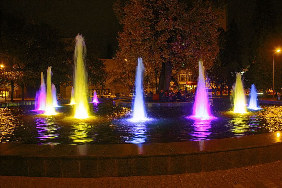 LED color-changing fountain with vertical water jets LED color-changing fountain with vertical water jets