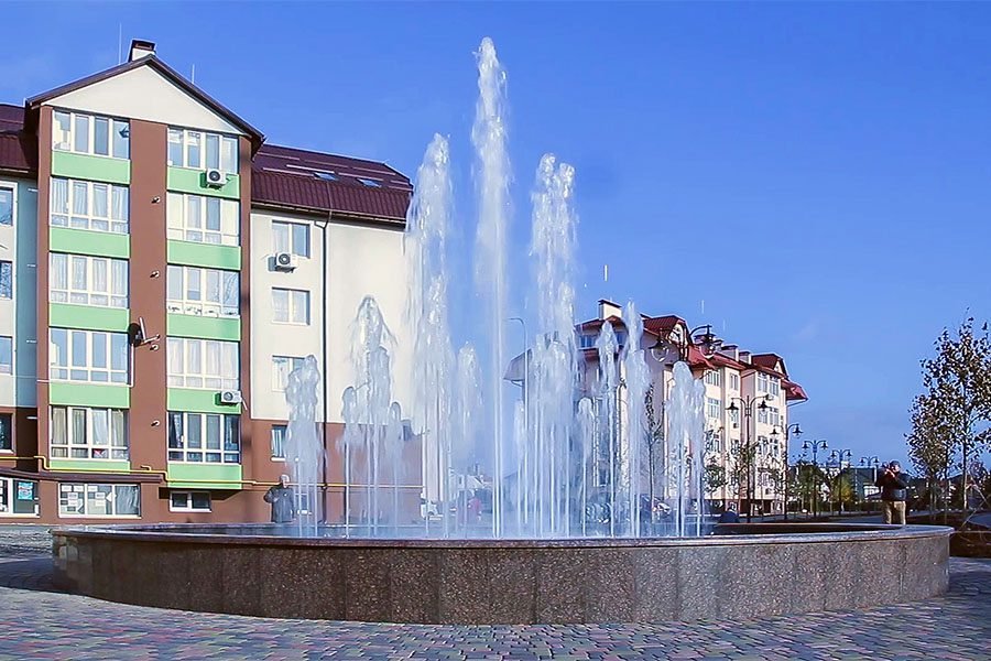 Granite City fountain with Vertical Water Jets City fountain with tall vertical water jets and a granite basin
