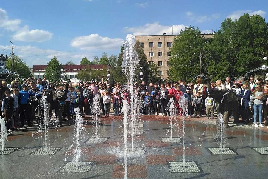 Modern public fountain with interactive water jets for urban plaza and landscape architecture projects Interactive dry-deck fountain installation in a public square