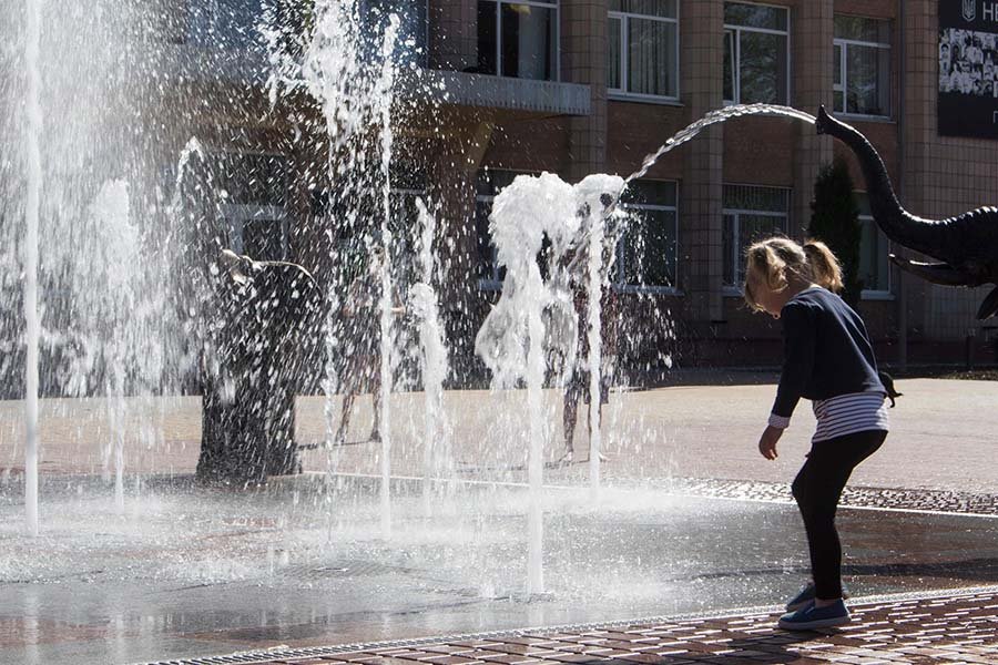 Interactive dry-deck fountain installation for city plazas and public art urban design nteractive dry-deck fountain in urban public space