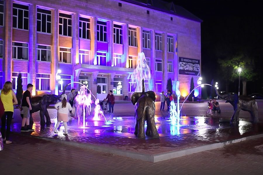 Interactive public fountain installation with bronze sculptures and LED lighting for urban plazas and municipal developments nteractive public fountain with bronze animal sculptures and LED lighting