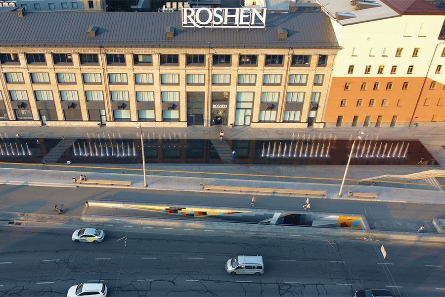 Front sky view fountain Front view of the fountain from the sky surrounded by roads and the ROSHEN building
