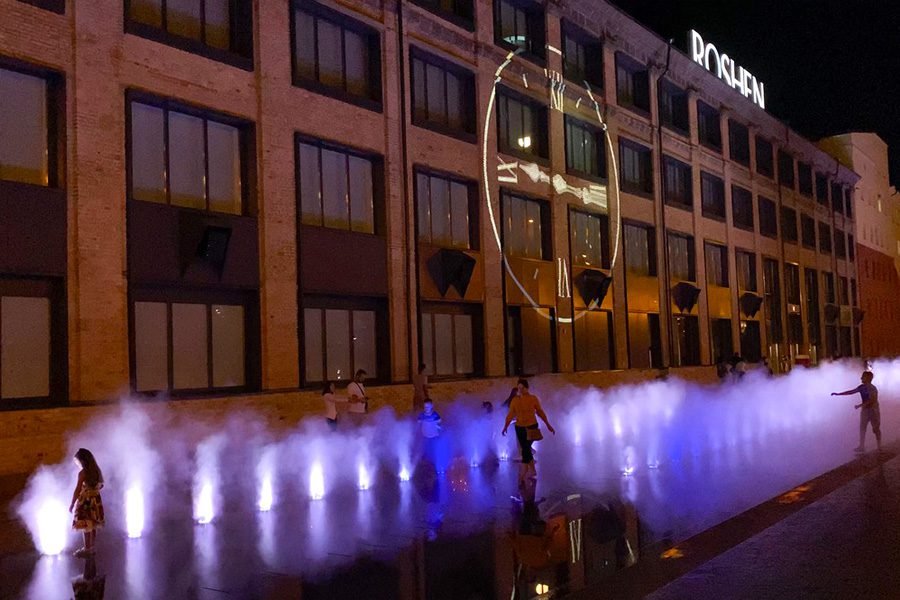 Fog mode Fountain ROSHEN in fog mode with projection clock on the building
