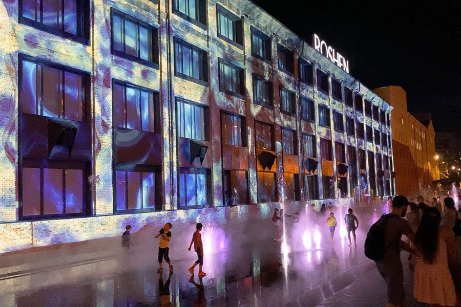 Projection mode Projection of the building and fountain at night