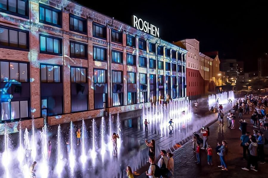 Crowd enjoying in fountian Crowd enjoying the interactive dry deck fountain and projection mapping show on the ROSHEN building at night