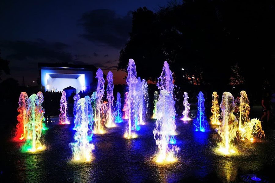 Multicolor LED interactive fountain for municipal park LED illuminated interactive fountain with multicolor lighting