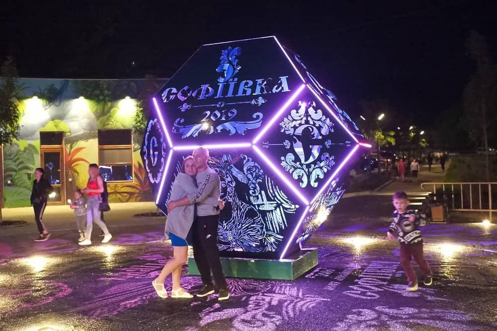 LED art installation with projecting lights
