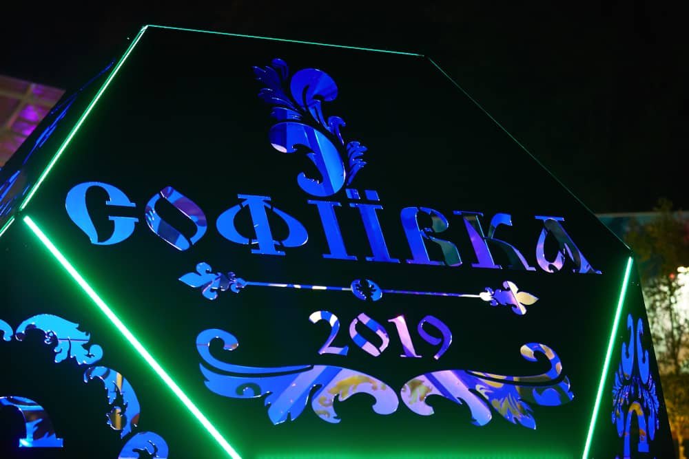 illuminated branded metal cube art feature