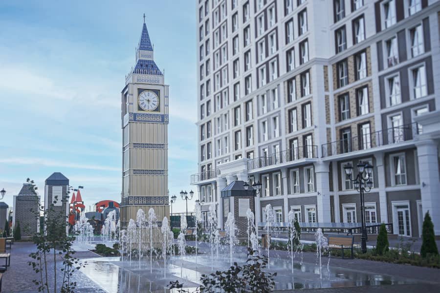 Big Ben installation with fountains