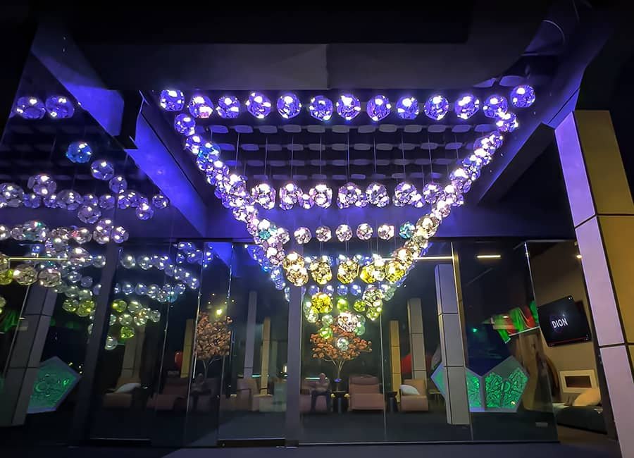 kinetic installation with many small spheres