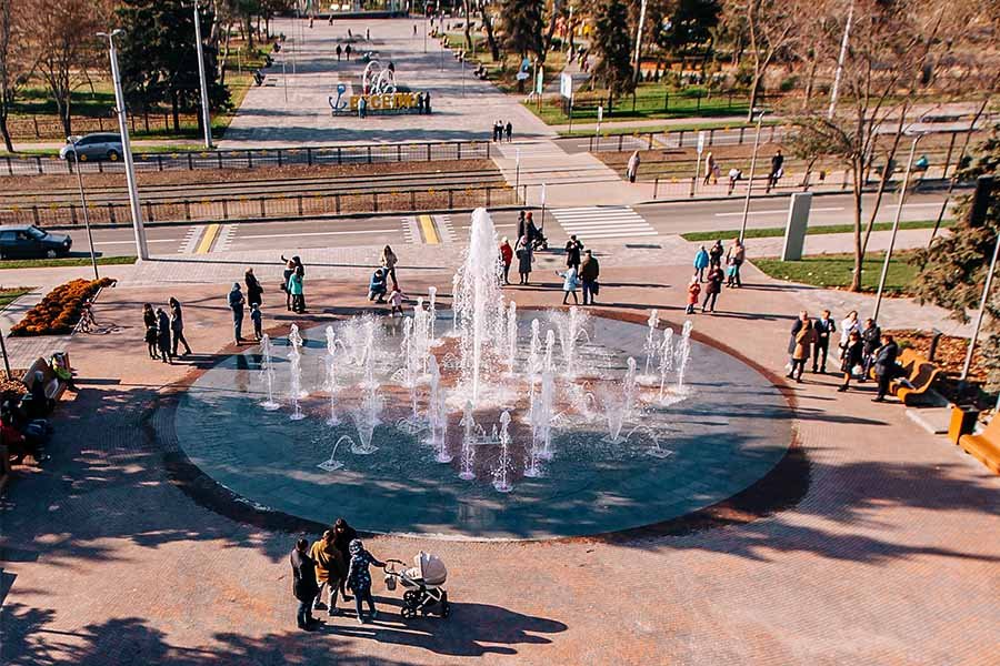 Pedestrian music fountain in public square