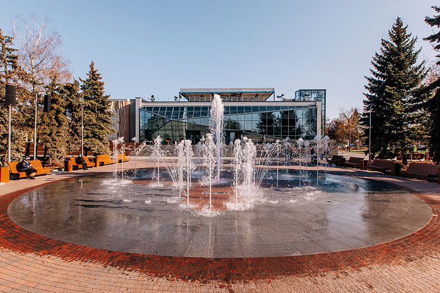 Interactive circular water fountain in public square