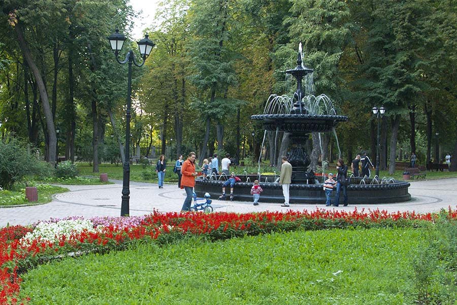 cast iron classic style fountain in central park