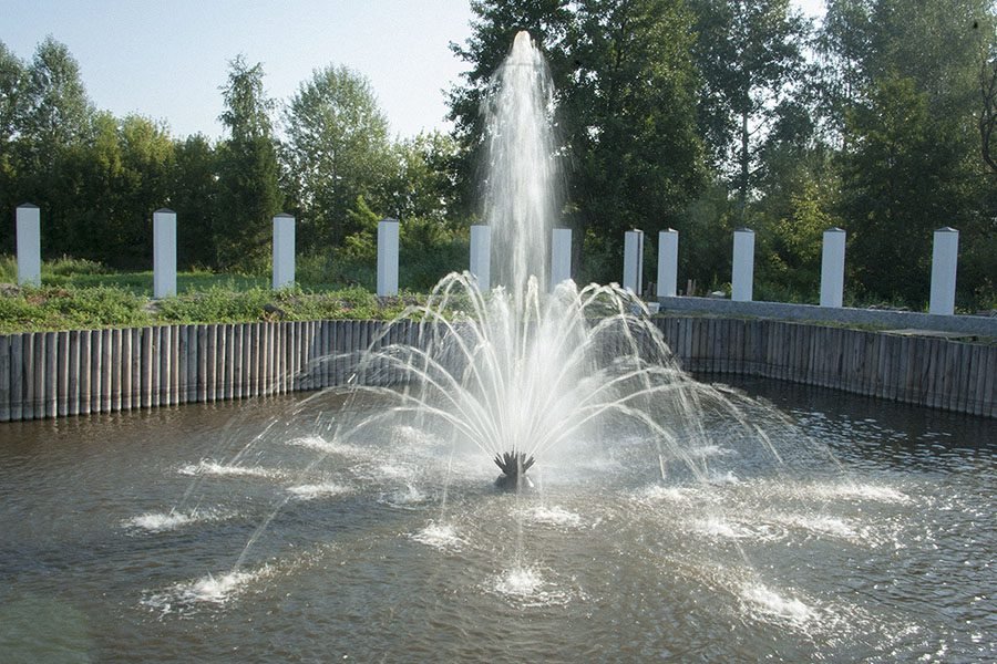 ake aeration fountain with multi-tier water spray