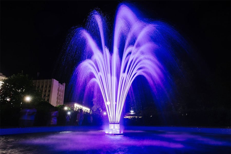Custom fountain design with illumination