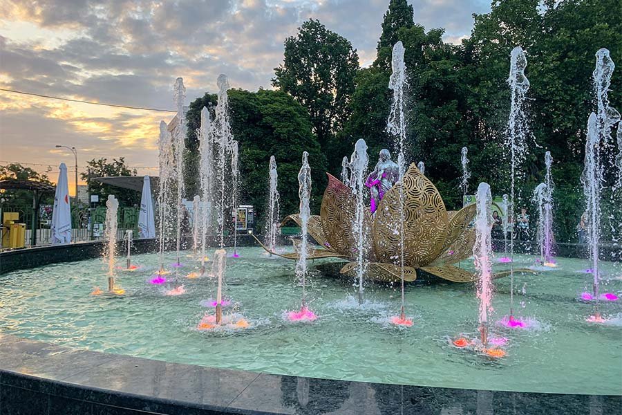 sculptural fountain in round water basin with LED jets