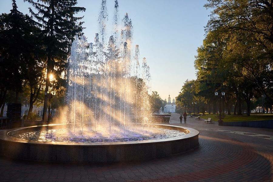 Decorative fountain with vertical water jets