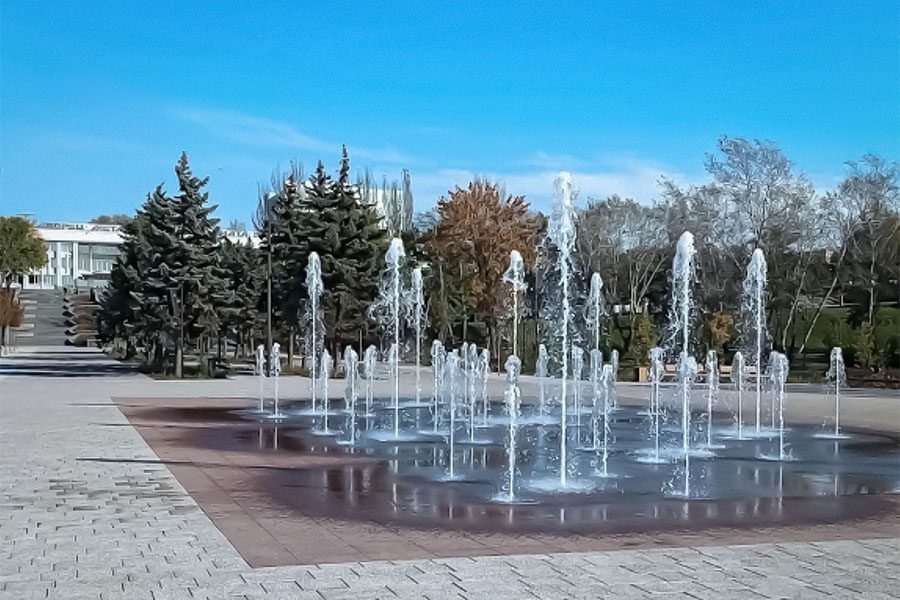 dry fountain in city plaza