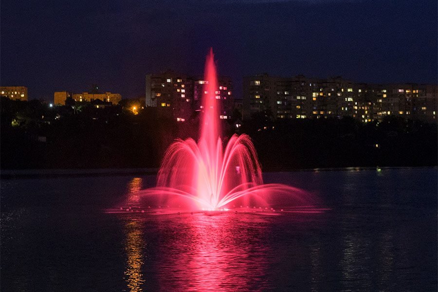 Floating aeration system in water with light