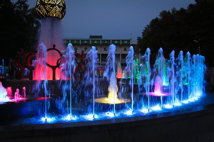 Programmable RGB fountain with multi-nozzle water jets and illuminated central sculpture
