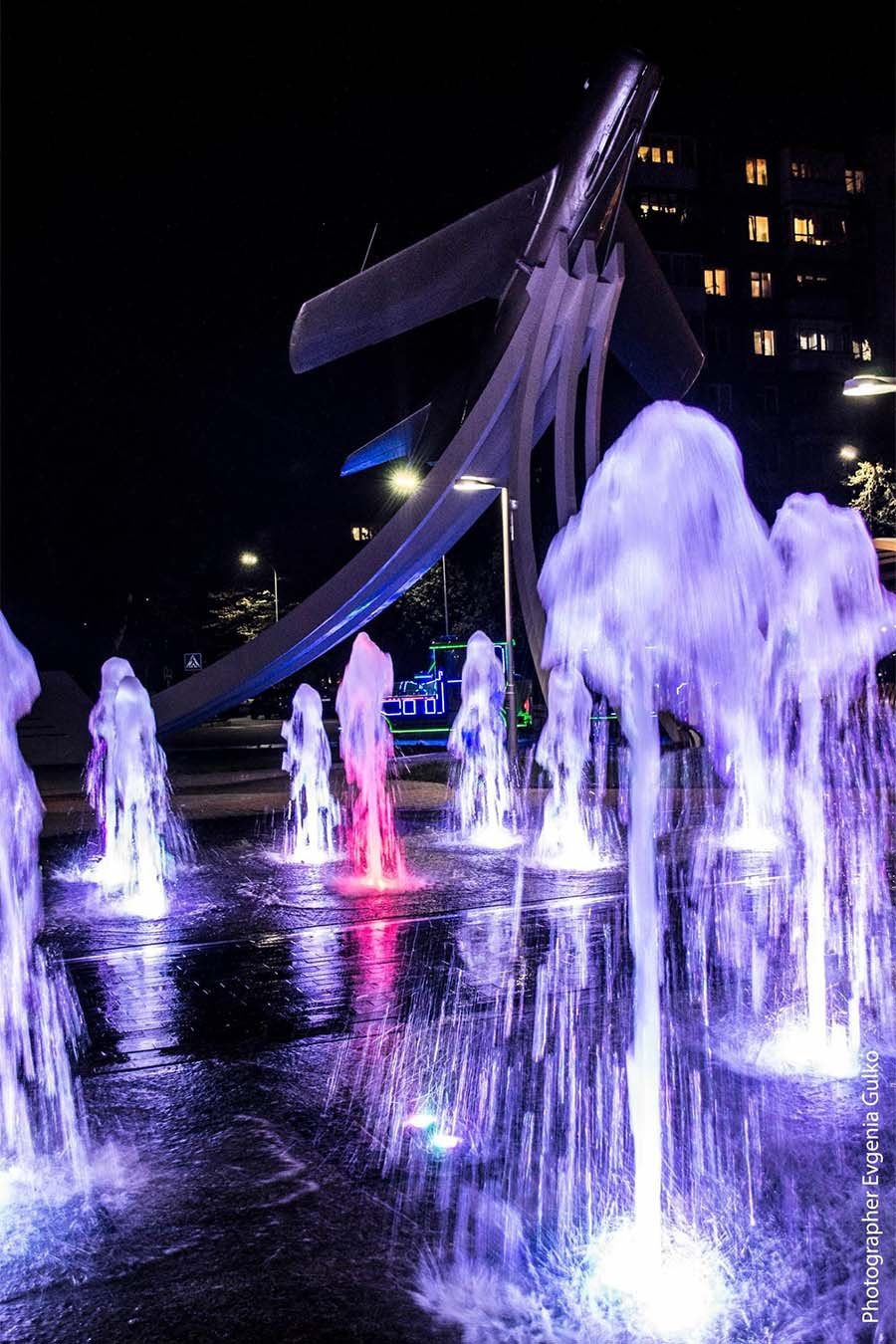 illuminated water jets and airplane feature