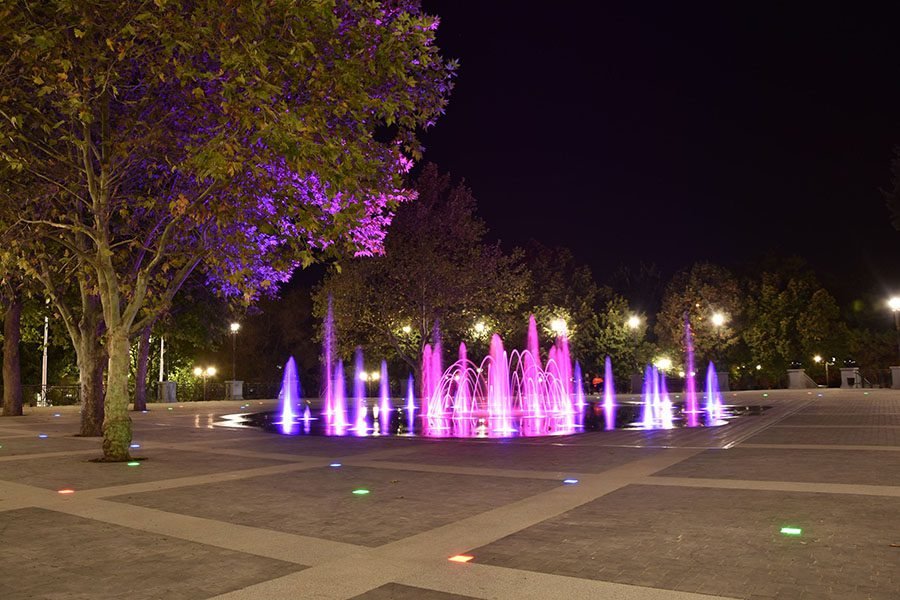 Urban plaza fountain with LED lighting