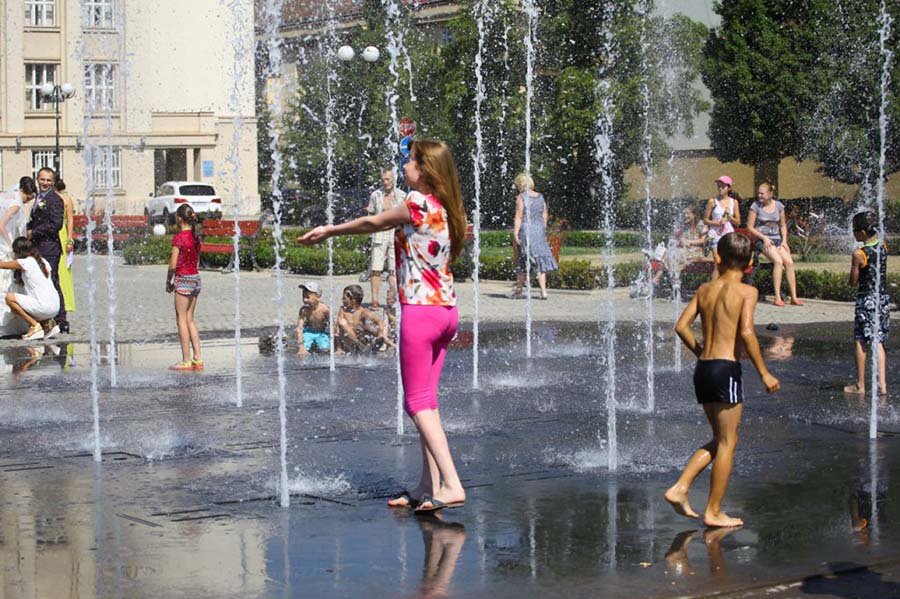 children playing in interactive dry deck fountain